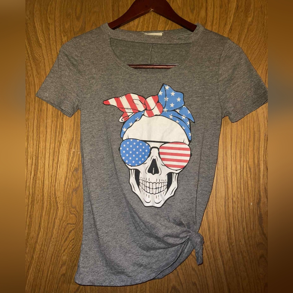 Gray Skull Graphic T-Shirt